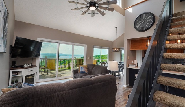 Arcade Games & Stunning Lake Views, Minutes from Silver Dollar City with Free Tickets