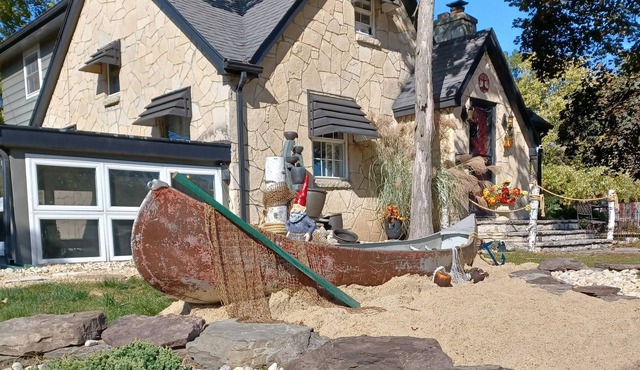 ARCADE, Movie room ,& more! Sleeps15, on the bike path!