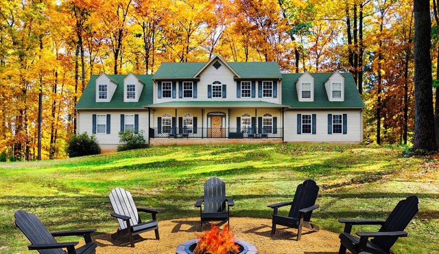 Arcade room ~ Hot Tub ~ Firepit ~ BBQ ~ King beds ~ Nearby Wineries/Breweries