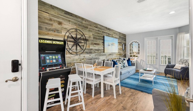 ArcadeFun! Walk2Beach! Hot tub! Heated Pool! Sleeps7! Pets!