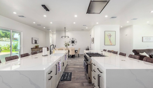 ARCADIA 2022 NEW BUILD - 5 bed/4.5bath - Heated Pool - PRIME LOCATION