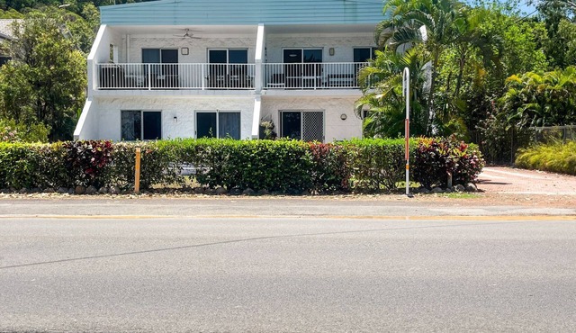 Arcadia Beach Unit 4 - Charming sunny apartment with front row balcony view over Geoffrey Bay