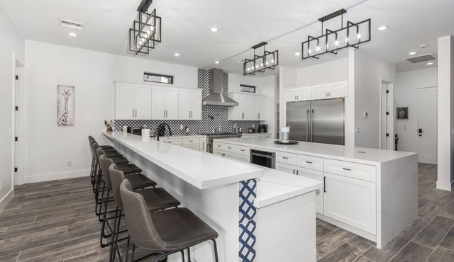Arcadia/Biltmore 2023 Build - Heated Pool - 4 bedroom 4.5 bath - PRIME LOCATION