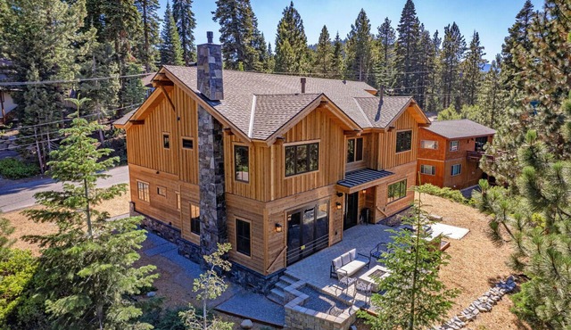 Arcadia by Tahoe Getaways - Deluxe 5 BR w Hot Tub, EV Charger & A/C