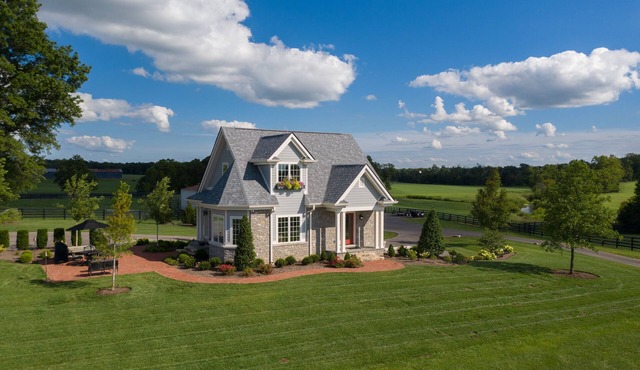 ARCADIA FARM COTTAGE - Luxury Bluegrass Retreat for 8 Near Kentucky Horse Park