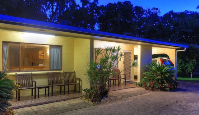 Arcadia Palms 2 - Tasteful and light-filled apartment just steps to Alma Bay, with complex pool