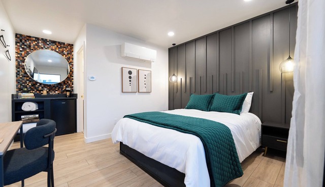 Arcadia: Queen Suite- Newly Renovated Mid-Century Modern Hotel centrally located