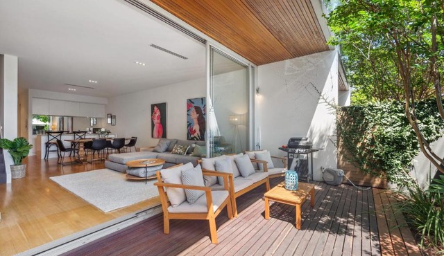 Arcady a modern townhouse in Norwood