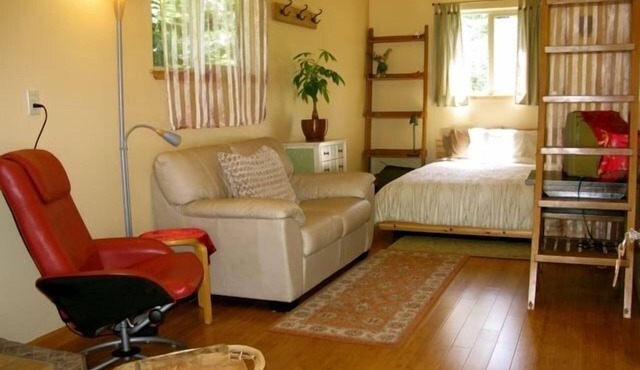 Arcata-Cozy, Newer Cabin in the Redwoods with Hot tub