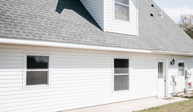 ARCH ACRES - Two BR - ADA Accessible - Gravel Road - Cozy & Homey - Pet Friendly