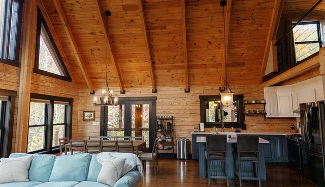 Arch Fun Cabin - Modern Cabin w/Hot Tub, Games & Views