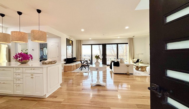 Arch View Luxury Home: Private Hot-tub, Pool,Sauna,Free Wine&Brkfst