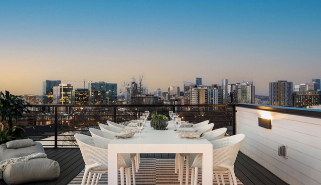 ARCHER HOUSE ~ Hot Tub Rooftop, Walk to Gulch, Your Stunning Nashville Getaway!