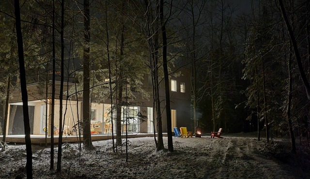 Architectural forest cottage 75 minutes from Montreal.