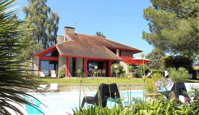 Archi villa in Béarn, heated salt pool, air conditioning, space and mountain view