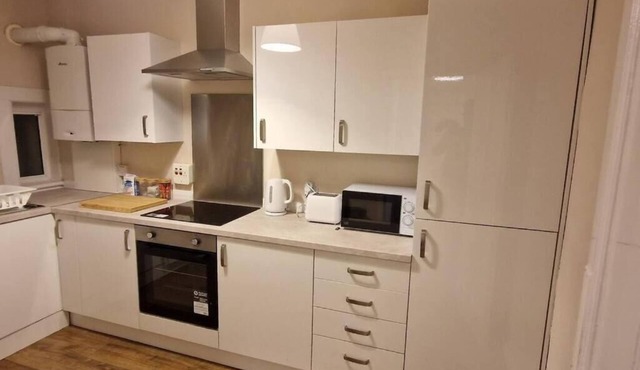 Archillects Entire Two Bedroom Comfy House - FREE PARKING