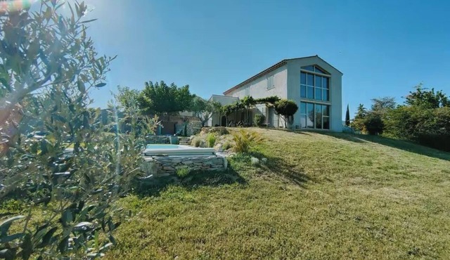 Architect-designed house with swimming pool and incredible view!