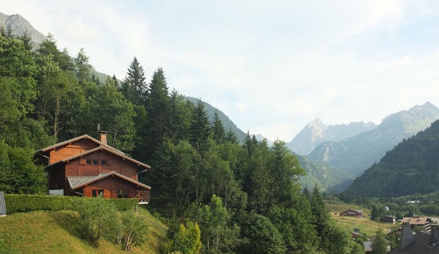 Architect-designed family chalet - superb view of Mont Joly - 2 km from the slopes