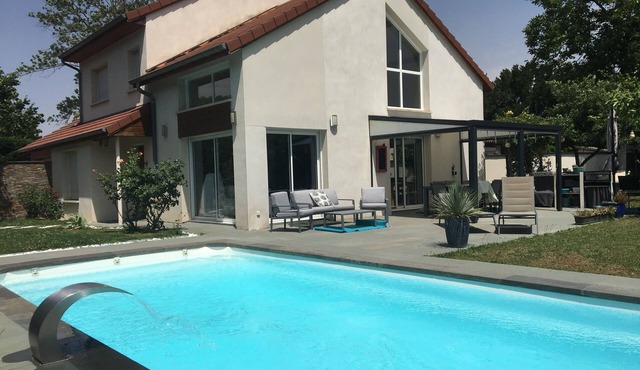 Architect's villa Lyon Collonges au mont d'or: Swimming pool, Nature, Bocuse,