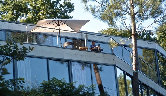 Architect and concrete house, at the foot of Belon