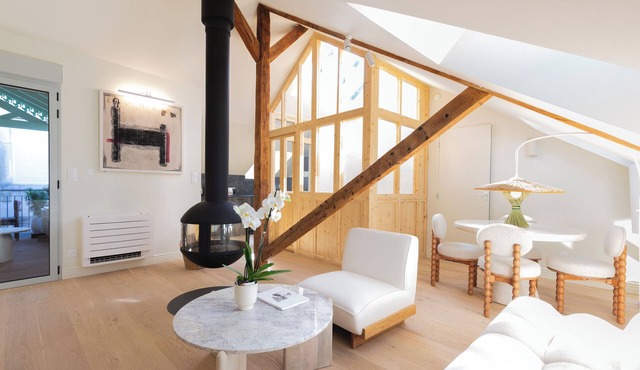 Architect-designed 2-bedroom duplex Terrace Fireplace