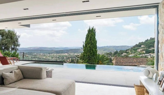 Architect-designed villa with pool and magnificent view