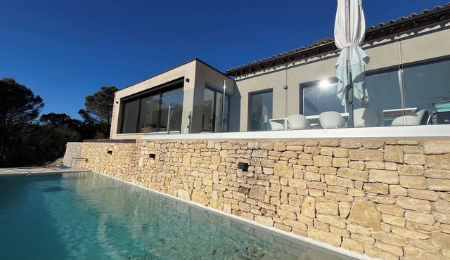 Architect-designed villa Le Panda Blanc. Nature and absolute calm. At the gateway to the Luberon