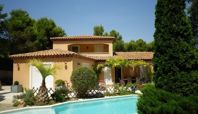 Architect-designed house with garden and pool, 7 minutes from the sea, with car pass.