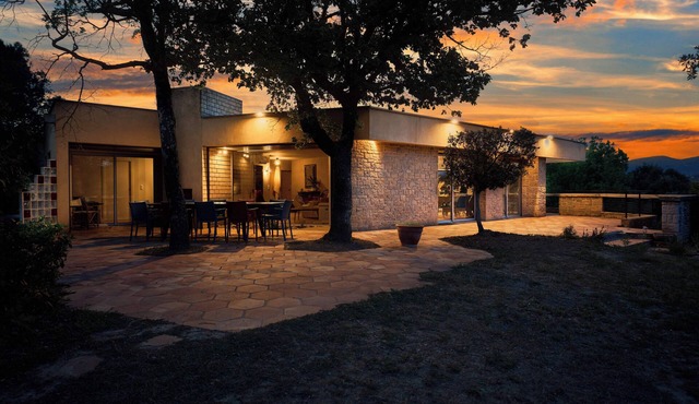 Architect-designed villa in Provence at the foot of Mont-Ventoux