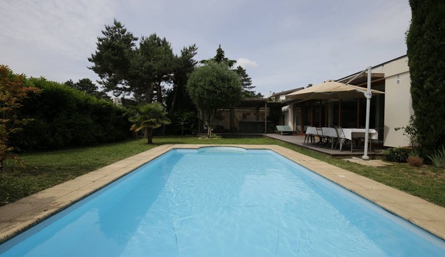 Architect-designed villa with swimming pool in Lyon