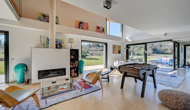 Architect-designed villa Aix-en-Provence 5 bedrooms swimming pool, parking and large grounds