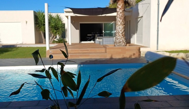 Architect-designed villa, not overlooked, heated pool, 30 minutes from the beach at Gruissan