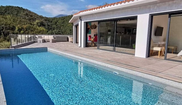 Architect-designed villa, heated infinity pool, stunning view, WLAN