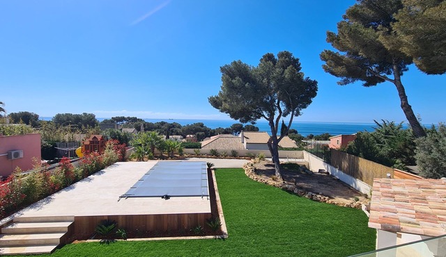 Architect-designed house with sea view 5 min. from beach and cove