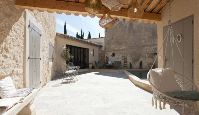 Architect-designed house in Provencal village center with swimming pool