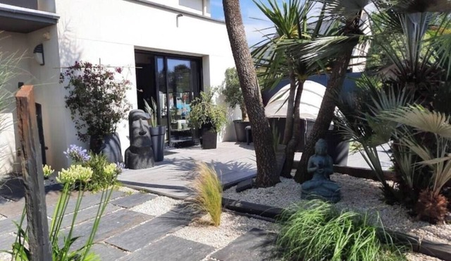 Architect-designed house with heated pool, sleeps 8