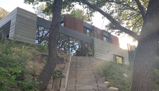 Architect-designed house between Aix en Provence and Marseille