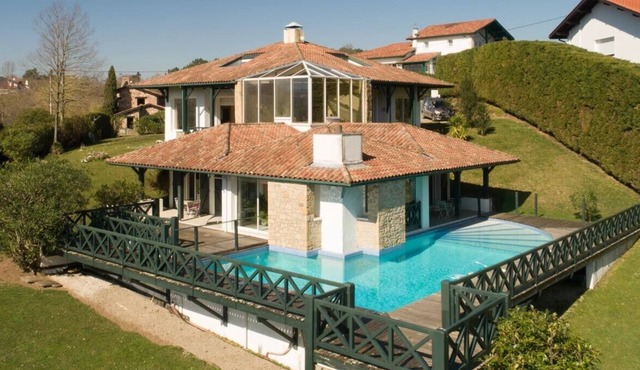 Architect-designed house with swimming pool 10 minutes from St Jean de Luz