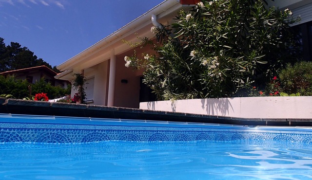 ARCHITECT-DESIGNED HOUSE, QUIET LOCATION, 2 KMS FROM BEACHES, UNSECURED SWIMMING POOL