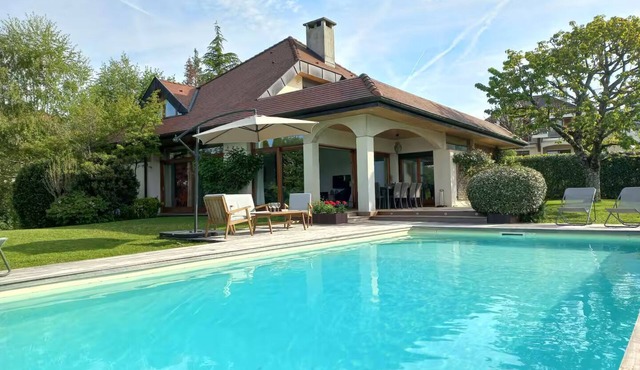 Architect-designed house with swimming pool