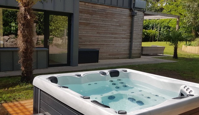 Architect-designed house with jacuzzi, hammam, gym, solarium.