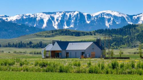 Architect-Designed Lux Estate Spa Mt view