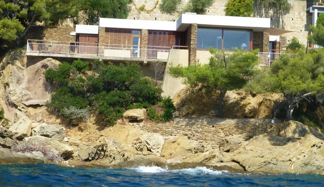 Architect-designed villa LES PIEDS DANS L'EAU equipped for 7 people in LAVANDOU