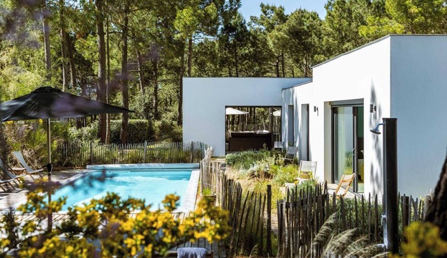 Architect designed villa, 7 bedrooms, 7 bathrooms, heated pool, services, 300m from the sea