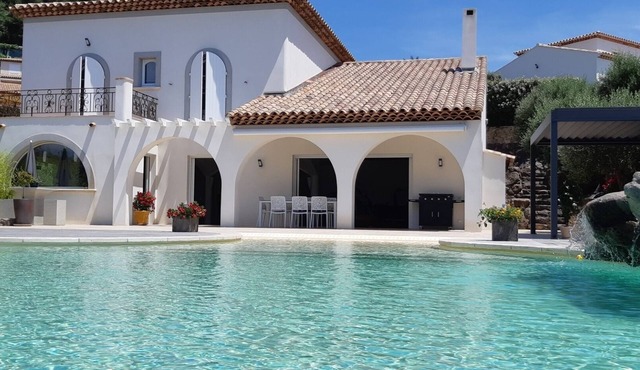 Architect-designed villa with pool and jacuzzi, sea view