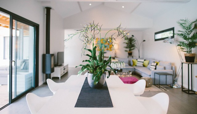 Architect-designed villa between town center and beach - Heated pool