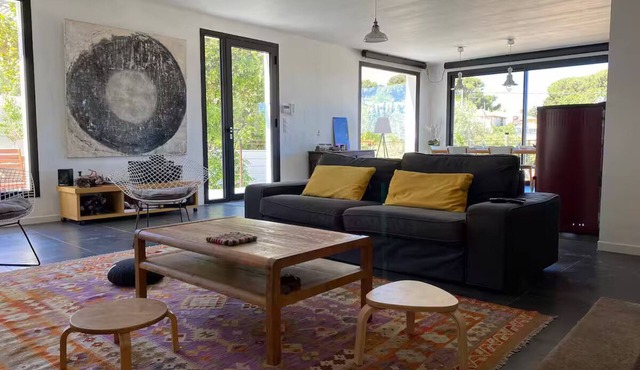 Architect-designed villa set against the Parc des Calanques