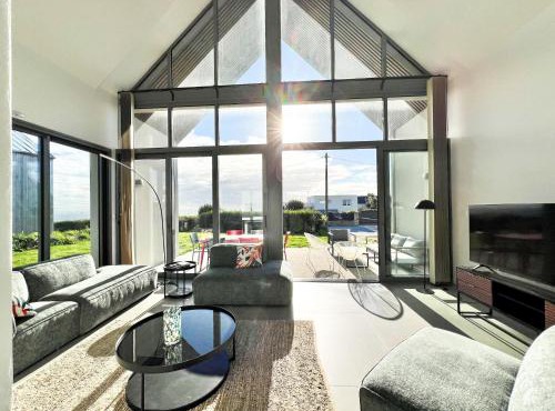 Architect-designed villa with sea view