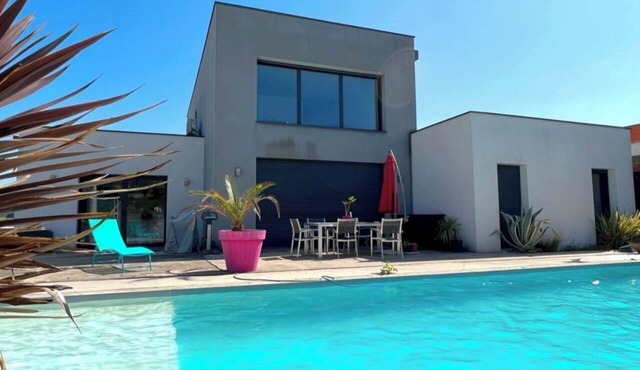 Architect-designed villa with heated pool near the Charente and beaches, sleeps 4