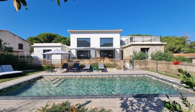 Architect-designed villa, secure private pool, near center and beach